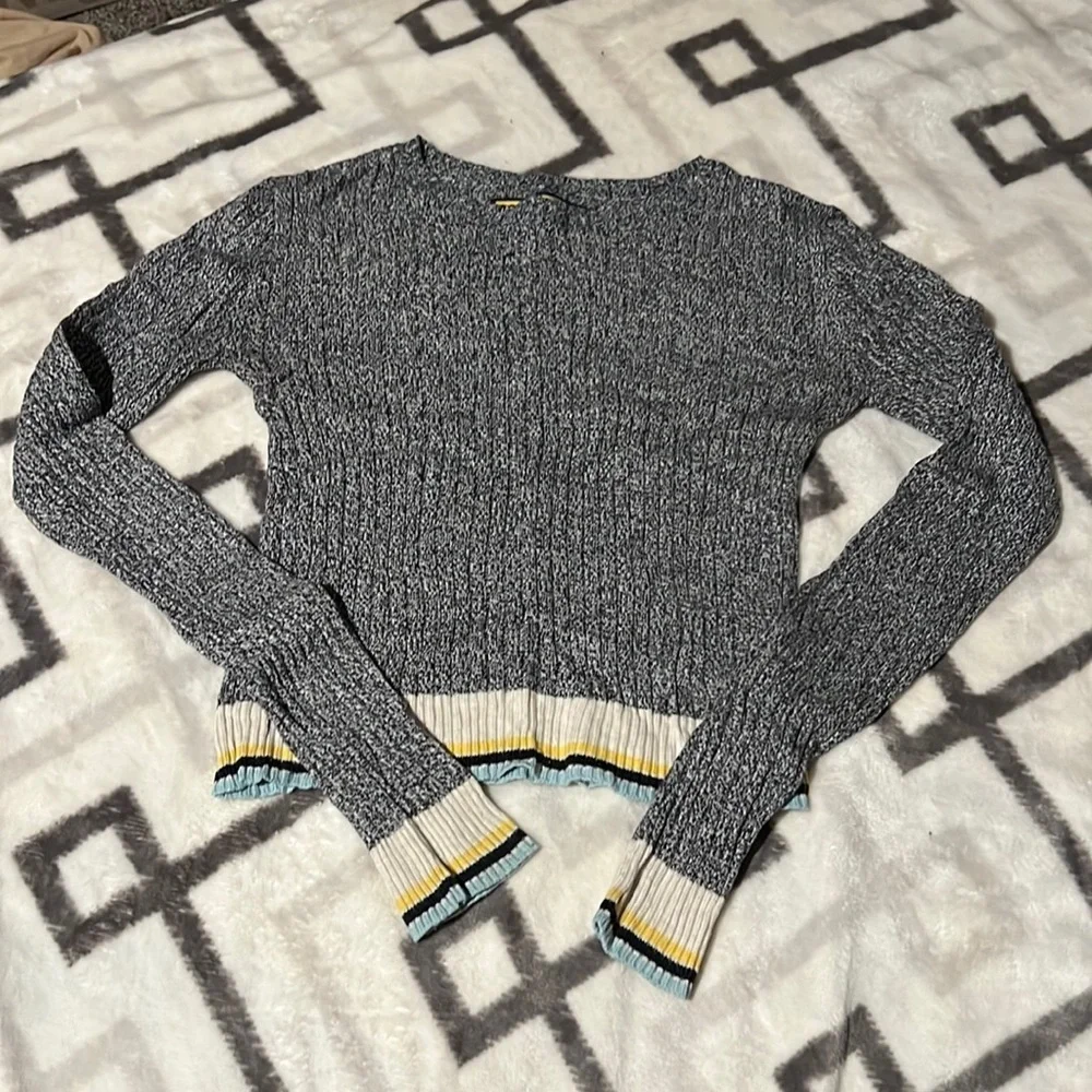 Prince & Fox Gray Cropped Sweater XS Ribbed Striped Yellow Blue Chic Casual Soft